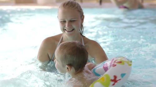 Kleines Kind hat Schwimmunterricht
