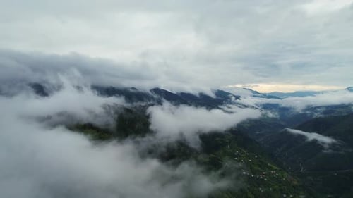 Fondo aéreo sumergiéndose en las nubes. Zumbido volando por las nubes