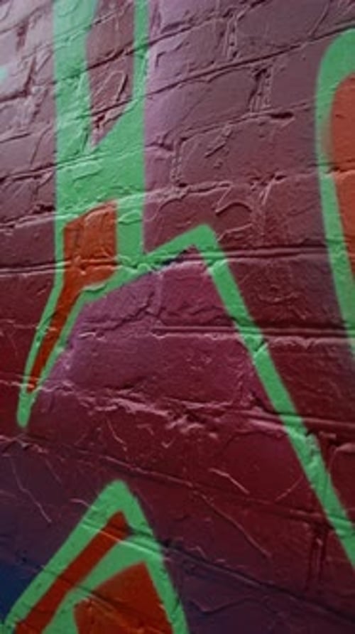 Vertikale Nahaufnahme von frischen Graffiti an der Mauer in der City Street