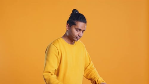 Porträt eines Pizzaboten mit Takeaway-Boxen im Studio-Hintergrund