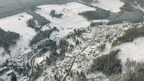 L'hiver dans le parc national du Harz. Vue aérienne par drone du village idyllique de Schierke au fond