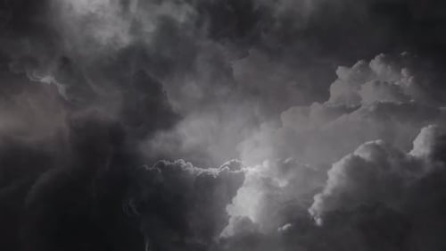 Orage en POV à l'intérieur de cumulonimbus se déplaçant dans un ciel sombre