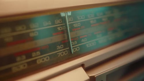 Mostrador de rádio antiquado com seta móvel