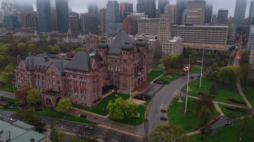 L'édifice du gouvernement et l'Assemblée législative de l'Ontario à Toronto avec le drapeau canadien flottant dans le