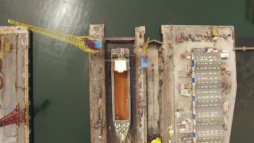 Drone survolant le chantier naval Top View