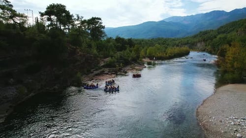 Drohnenblick auf Touristen in Booten, die Spaß beim Rafting haben