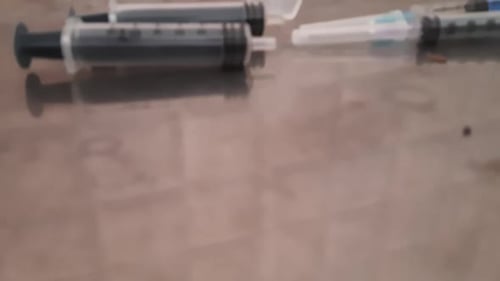 Medizinische Ampullen, Infusion und Spritze mit Injektion isoliert auf weißem Hintergrund mit Kopierraum