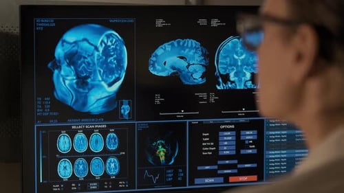 Ärztin analysiert MRT in einem Krankenhausbüro