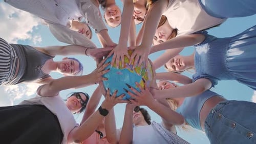 Earth Conservation Concept 10 Mädchen und Jungen umgeben die rotierende Erdkugel mit ihren Handflächen A
