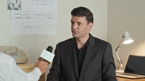 Erfolgreicher Geschäftsmann gibt Interview in seinem Büro