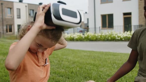 Diversos niños pequeños jugando con auriculares AR al aire libre
