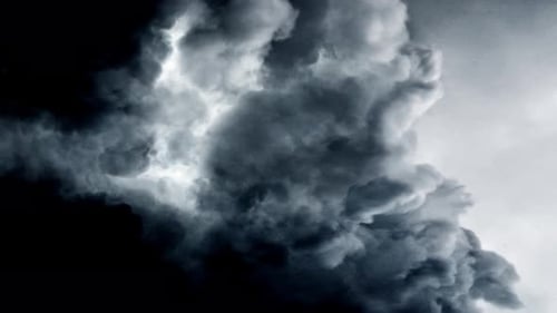 ein Gewitter in der dichten Cumulonimbuswolke und rückte näher.
