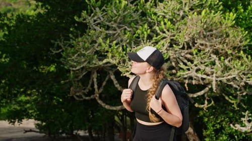 Mulher ativa com mochila sobe a trilha da montanha perto de Sigiriya Rock Viajante feminina em aventura