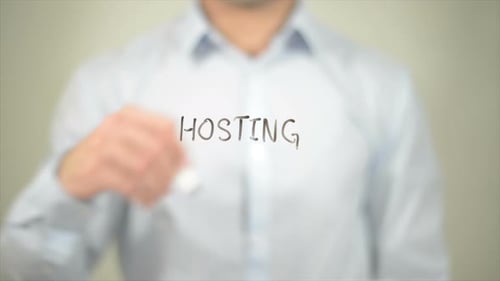 Hosting Man schreibt auf transparentem Bildschirm