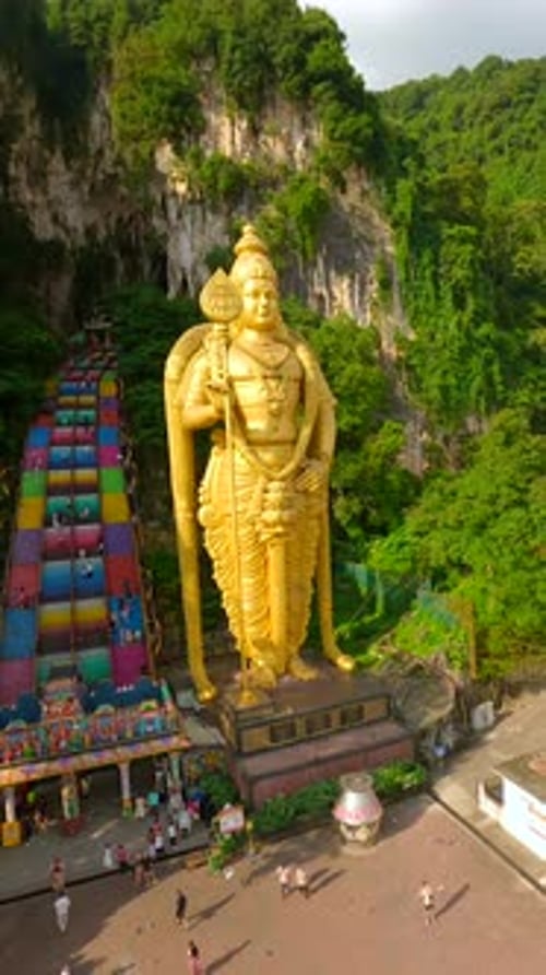 Photo FPV des grottes de Batu et de la statue dorée de Murugan à Kuala Lumpur en Malaisie