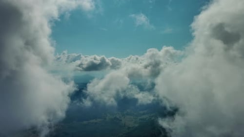 Wolken und Berge, die in Wolken fliegen