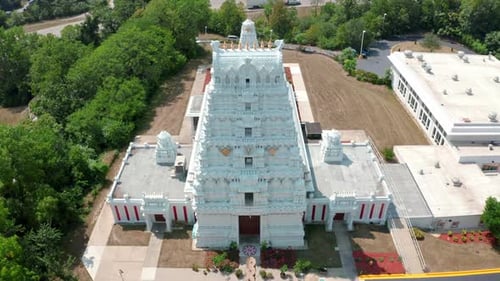 Vue aérienne inclinée vers le bas par un Drone au-dessus d'un temple hindou traditionnel du sud de l'Inde par une journée ensoleillée.