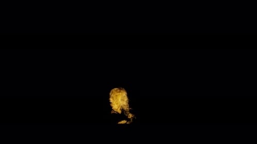Collection Ignite : une courte explosion de feu en bas au centre sur un fond sombre, filmée en 4