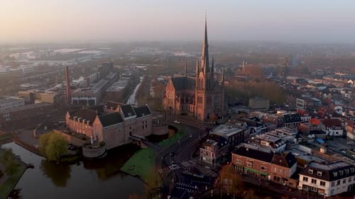 Vista aérea de Kasteel Woerden e Sint-Bonaventurakerk, Holanda.