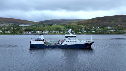 Fischtransportschiff auf dem Weg zur See