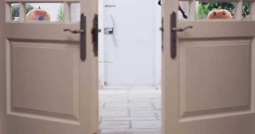 Vídeo en 4K de las puertas de una casa que se abre en Halloween