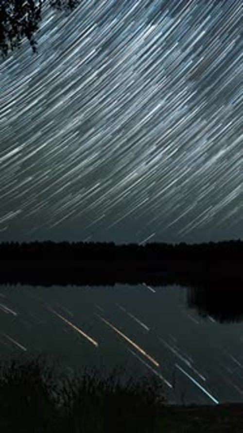 Sternenspuren am Nachthimmel über dem See