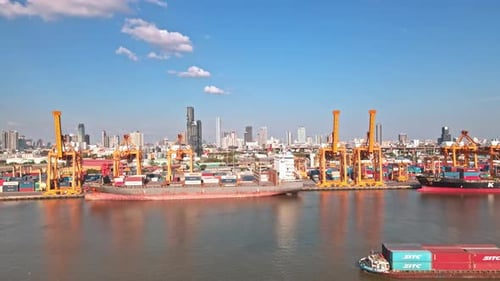 Industrielles Containerfrachtschiff mit funktionierender Kranbrücke