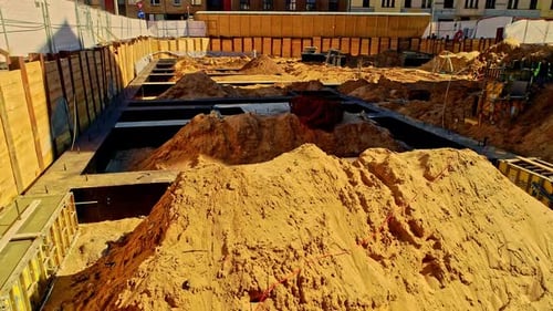 Fundación del sitio de construcción con relleno. Toma ascendente de un Zumbido