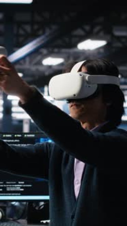 Ingénieur de centre de données vidéo vertical utilisant la réalité virtuelle pour gérer des systèmes d'IA