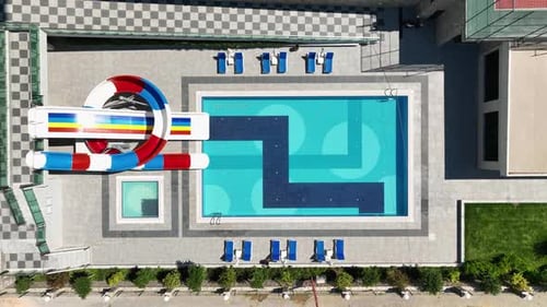 Aerial Serenity Faszinierender Blick auf einen wunderschönen azurblauen Pool