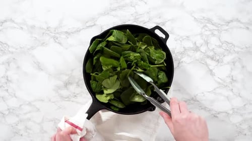 Épinards sautés à plat pour frittata aux épinards et au jambon