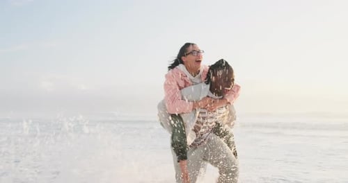 Freunde, Strand und Huckepack für Spaß im Wasser, Lachen und Abwechslung bei Outdoor-Abenteuern