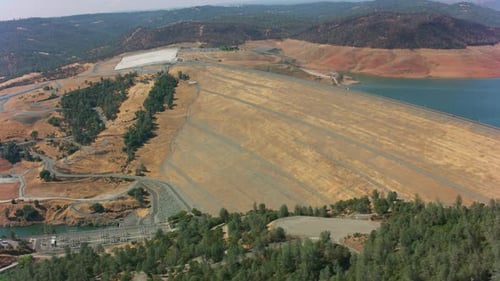Lago Oroville, California, alrededor de agosto de 2021: Vista aérea de la presa del lago Oroville. Filmado con Cinefle
...