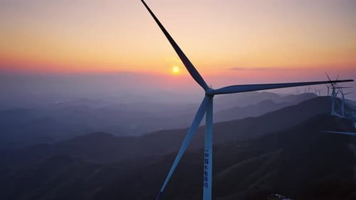 Drohnenaufnahme von sich drehenden Windturbinen. Windkraft, Alternative Energien