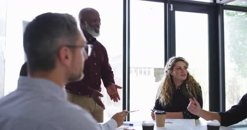 Деловые люди, встреча и руководитель с командой в офисе для обсуждения, семинара