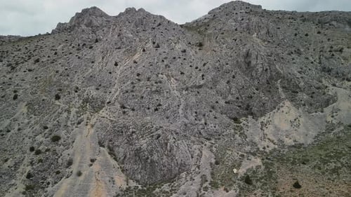 Pics rocheux au-dessus de Sagalassos dans les hautes terres turques accidentées