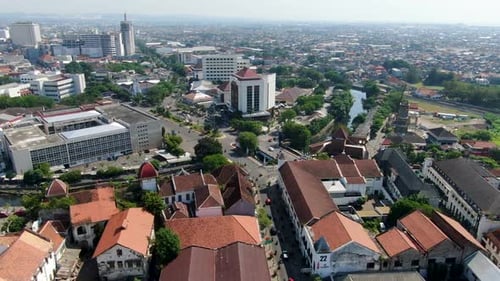 Altstadtatmosphäre und Stadtrand am Horizont der Stadt Semarang, Luftaufnahme