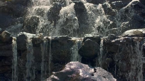 Bergwasserfall. Nahaufnahme von Wasser, das über Steine fällt
