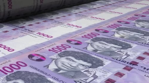 Billets de 1000 drams arméniens sur une machine à imprimer