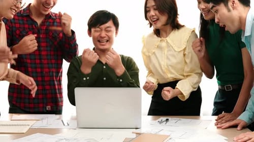 Arquiteto e engenheiro de segurança comemoram a planta do edifício. Delineação
.