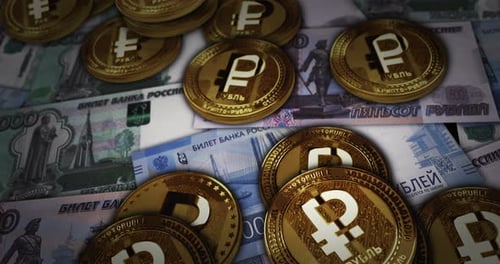 Crypto Ruble (pièce de crypto-monnaie RUB) sur des billets de banque en roubles en boucle