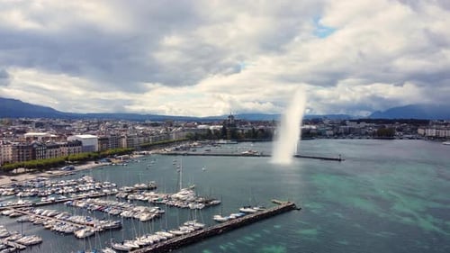 Genfer Jachthafen und ikonischer Jet d'Eau - Springbrunnen in Genf, Schweiz. - Luftaufnahme