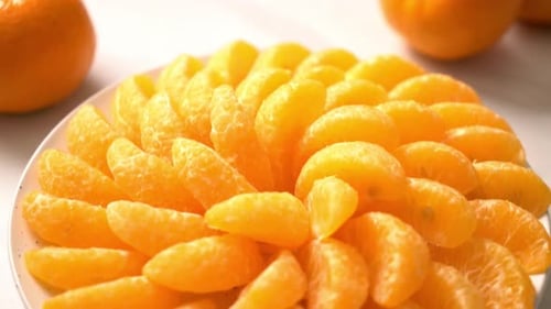 oranges fraîches dans une assiette - concept sain