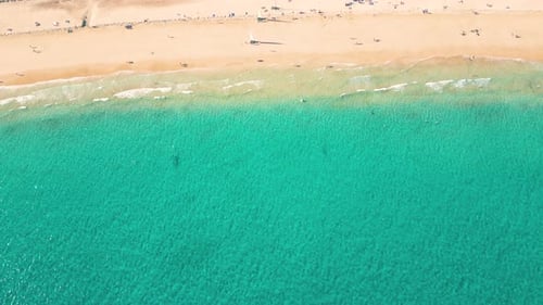 Sommerliche Meereslandschaft, wunderschöne Wellen, blaues Meerwasser an sonnigen Tagen. Esquinzo Beach, Spanien, Kanarische Insel T