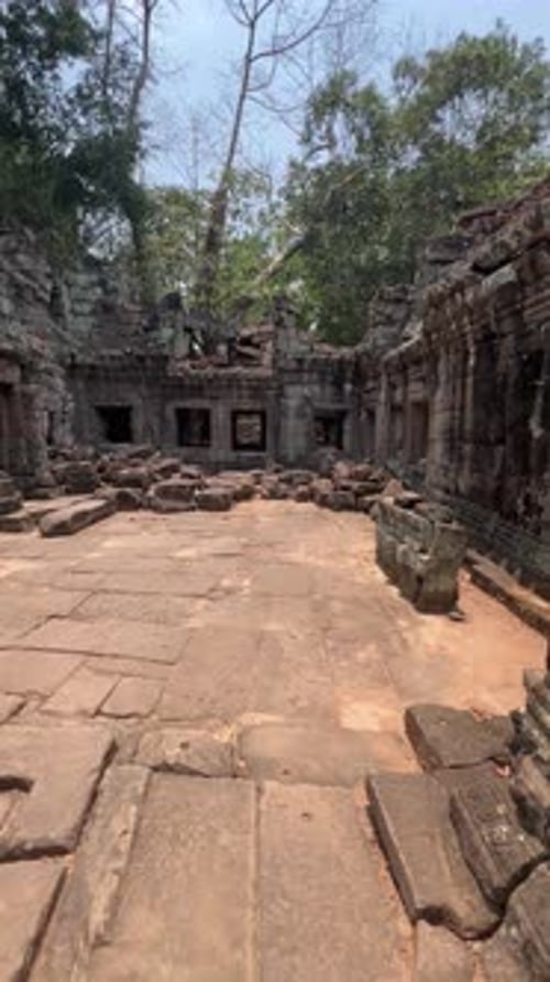 Cour de l'ancien temple avec ruines en pierre et portes d'entrée à Angkor Wat