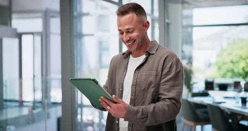 Entreprise, bureau et homme avec tablette, dactylographie et connexion avec une agence créative