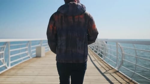 Homme près de l'océan Homme seul debout près de l'océan au coucher du soleil Homme solitaire positionné au bord d'un vaste océan