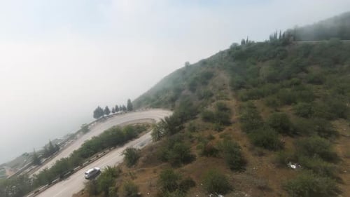 Uma longa estrada nas montanhas