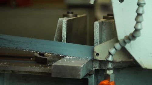 automatische Metallsäge schneidet Metall in der Handwerkswerkstatt