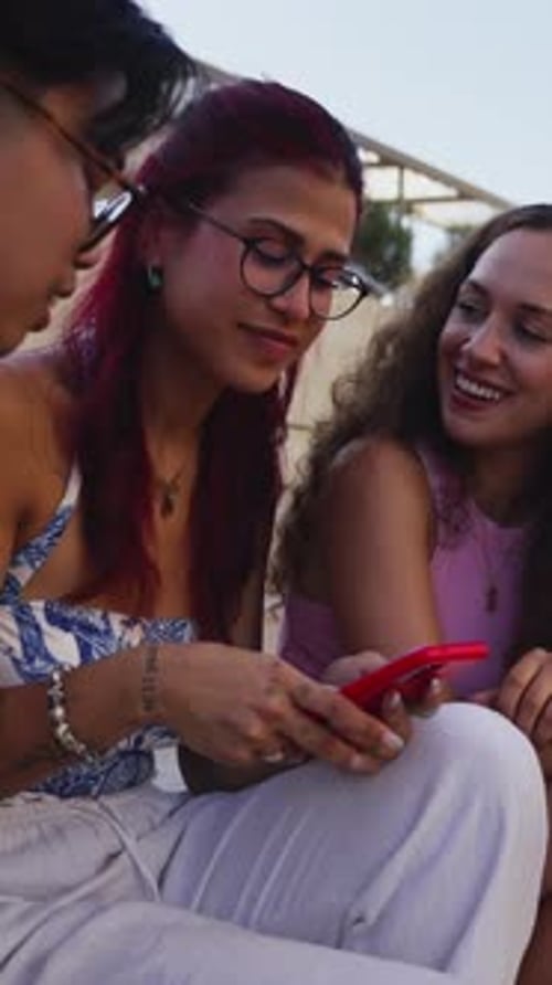 Jóvenes comparten contenido divertido en teléfonos inteligentes en un entorno urbano
